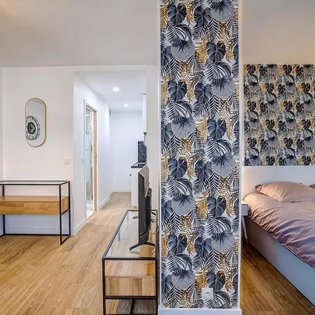 Proche De La ,appartement Lumineux Et Climatise דירה *